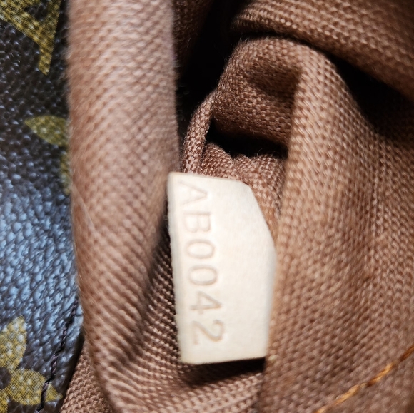 HOBO TYPE LEATHER BAG BY LOUIS VUITTON - Picture 3 of 11